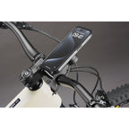 Supporto Quiklox da manubrio bici con telefono agganciato, vista di tre quarti in uso