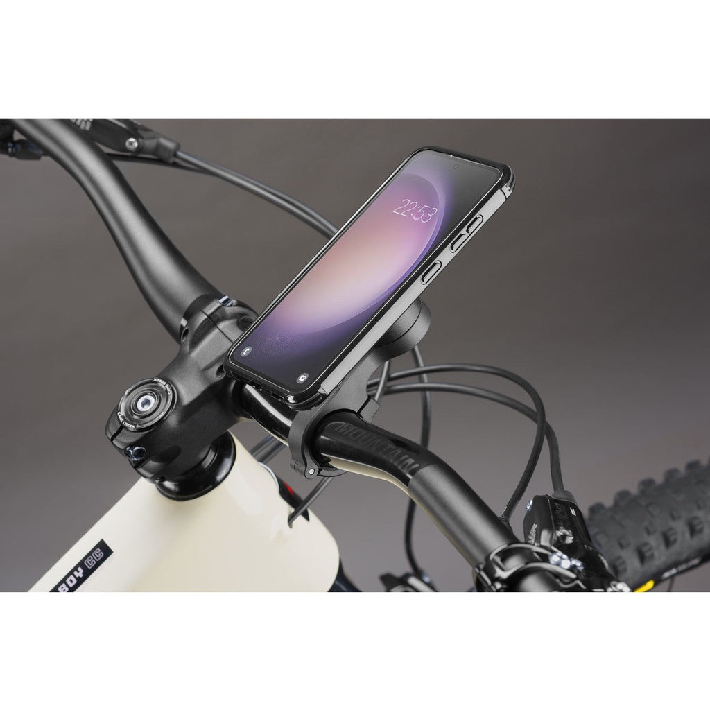 Telefono fissato al supporto Quiklox sul manubrio di una bici, dettaglio dell'aggancio