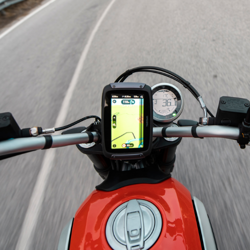TomTom Rider 550 montato in verticale sul manubrio di una moto rossa durante la guida