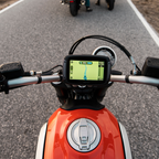 TomTom Rider 550 sul manubrio in orizzontale con mappa e indicazioni durante la guida in curva