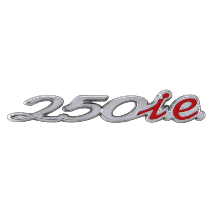 Targhetta Vespa 656236 «250 ie» in plastica cromata con scritta ie rossa per GTS 250, vista frontale