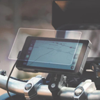 Vetro temperato Interphone applicato sul display Sync 55 montato su una moto, dettaglio