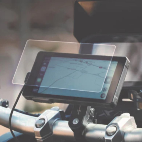 Vetro temperato Interphone applicato sul display Sync 55 montato su una moto, dettaglio
